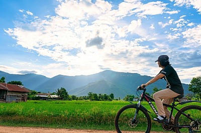 Cycling to Vat Phou (10km one-way)